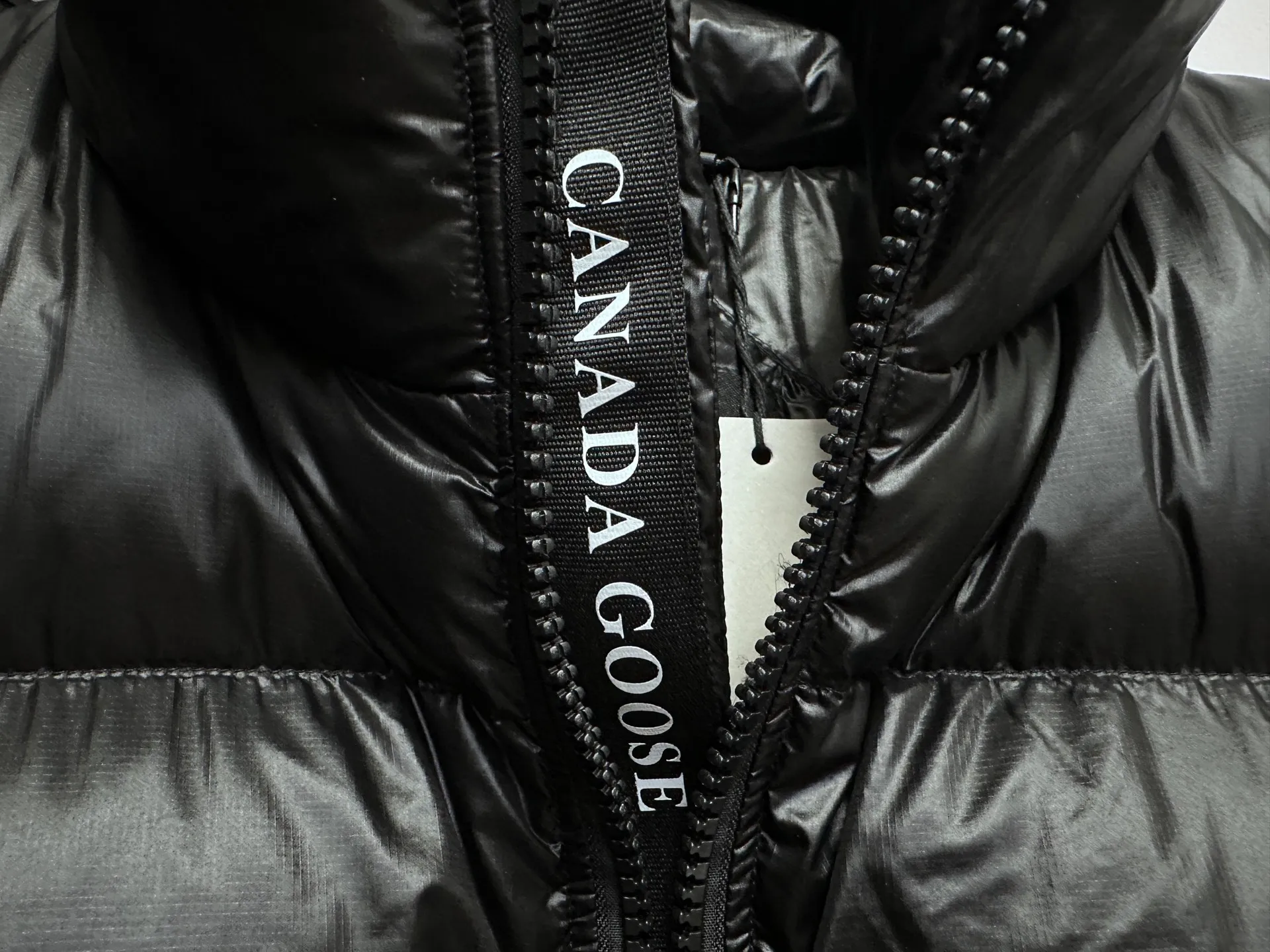 P560 [Canada Goose] Big Goose🦢Puff Down Vest has always been recognized as the warmest down jacket. Various Instagram celebrities, Internet celebrities, and celebrities often wear it for street photos. I make Canada Goose every year, but I still can't get rid of my love for it. No matter how cold the days are, there is no need to be afraid, because there is! Filled with 90% white duck down, it is the legendary warmest down jacket and is known as a must-have for Arctic outdoor sports! The most popular down jacket in the world, celebrities are rushing to buy it, it is a must-have! Size: XS-XL